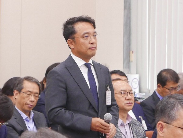 ▲ 국감장에 출석한 엔씨소프트 김택진 대표(출처 : 게임 전문 기자 클럽)