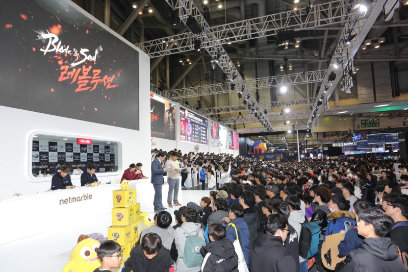 ▲지스타 2018 넷마블 부스에서 블레이드앤소울 레볼루션 시연을 지켜보는 관객들