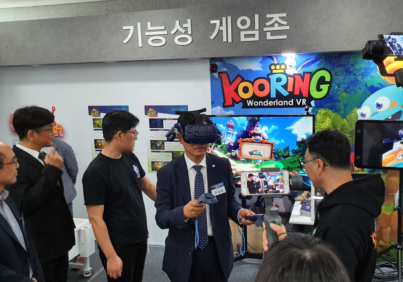 ▲ 각종 VR 기기를 체험하고 있는 조승래 의원