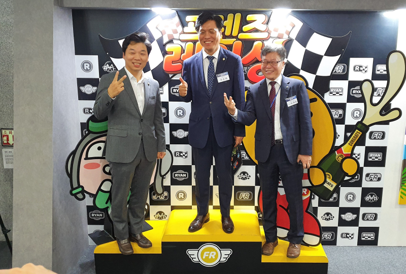 ▲ 현장에 전시된 게임에 대한 설명도 듣고 전시물에서 기념 촬영도 하는 김병관, 조승래 의원과 이재홍 게임물관리위원장.