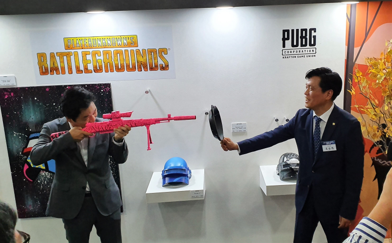 ▲ '배틀그라운드' 존에서 핑크 총을 겨눠보는 장관 및 의원들. 소총 파지법을 보면 예비역으로 보인다.