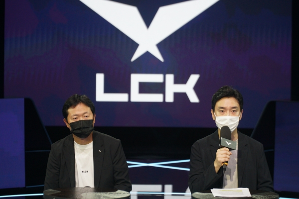 왼쪽부터 라이엇게임즈 LCK 이정훈 사무국장, 이호민 팀장