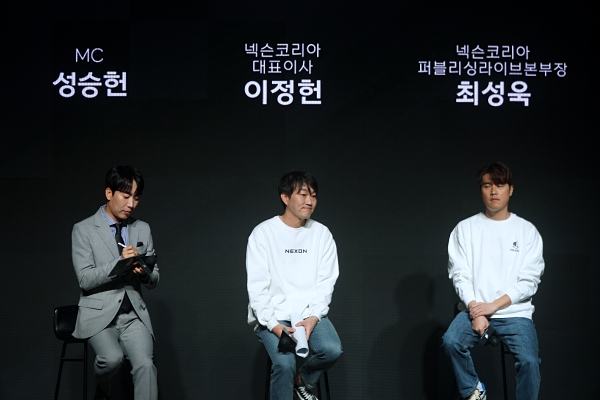 <사진> 넥슨 지스타 부스 운영 계획과 신작 서비스에 대한 답변 중인 넥슨 이정헌 대표와 최성욱 퍼블리싱라이브본부장