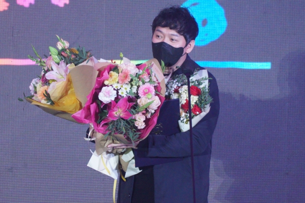 <사진> 넥슨의 '던전앤파이터 모바일'이 2022 대한민국 게임대상에서 대상을 수상했다. 사진은 수상 소감을 발표하는 네오플 윤명진 디렉터