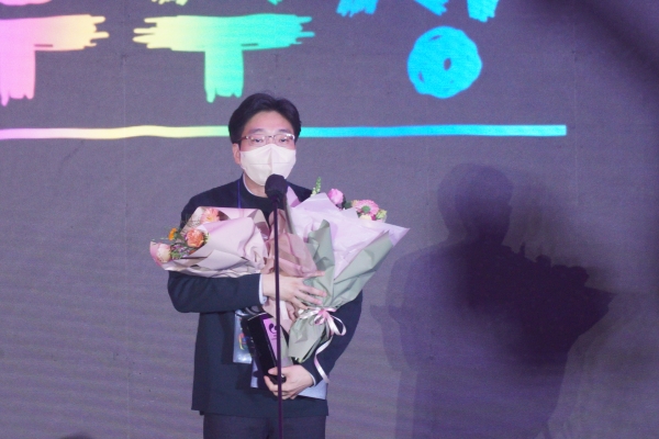 <사진> 라인게임즈 '대항해시대 온라인'은 기술부문과 최우수상 등 4관왕을 차지했따. 사진은 개발사 모티프 이득규 디렉터