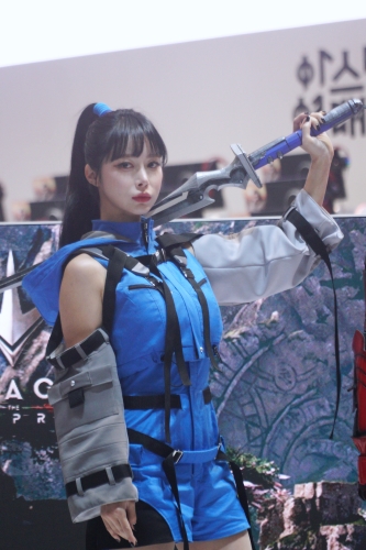 <사진> '파라곤' 신규 영웅 제나 코스프레. 메타버스엔터테인먼트의 디지털 휴먼 제나의 콘셉트와 특징을 반영해 개발된 캐릭터다