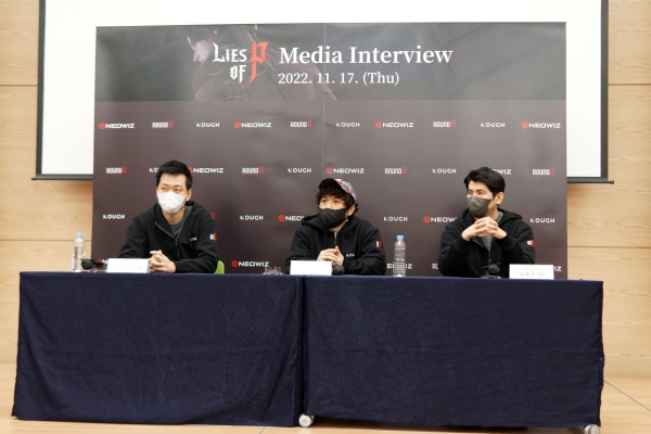 <사진> 네오위즈 라운드8 박성준 본부장(왼쪽), 최지원 디렉터(가운데), 노창규 아트디렉터가 참석한 ‘P의 거짓’ 인터뷰가 지스타 현장에서 진행됐다