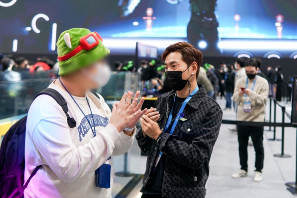 <사진> 넥슨 황재호 디렉터가 BTC 부스에서 만난 유저와 게임에 대한 대화를 나누는 모습