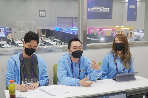 <사진> 왼쪽부터 넥슨 ‘메이플스토리 월드’ 오세형 실장, 신민석 디렉터, 김하영 실장