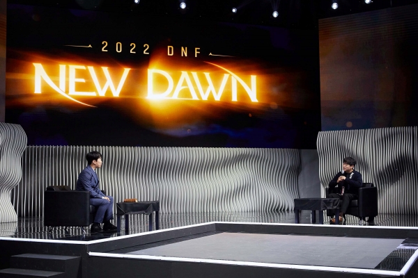 <사진> '던전앤파이터' 신규 콘텐츠 및 개선 사항을 설명 중인 네오플 윤명진 대표 내정자(왼쪽)