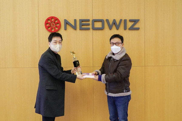 사진: 한국게임미디어협회 이택수 회장(좌측)과 네오위즈 라운드8 스튜디오 박성준 본부장