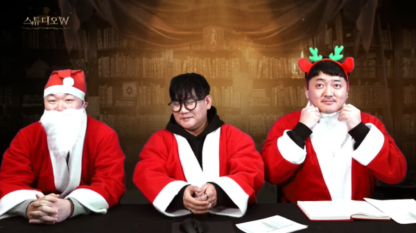 <사진> 엔씨소프트 강정수 사업실장(왼쪽), 이성구 리니지IP 본부장, 최홍영 개발실장이 '리니지W'의 2023년 로드맵과 개발 방향성을 소개하는 특집 방송을 진행했다