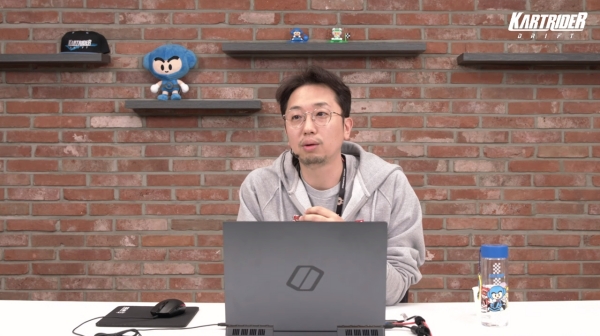 <사진> 지난 12일, 실시간 방송에서 이용자들과 대화하는 조재윤 디렉터