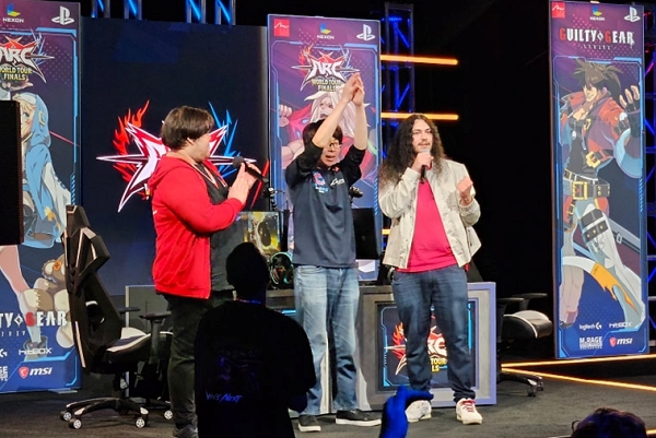 <사진>'던파 듀얼' 글로벌 챔피언에 등극한 고이치(가운데, 출처=아크시스템웍스 아시아 페이스북)