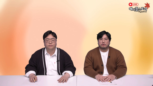 방송을 진행한 강원기 디렉터(왼쪽)