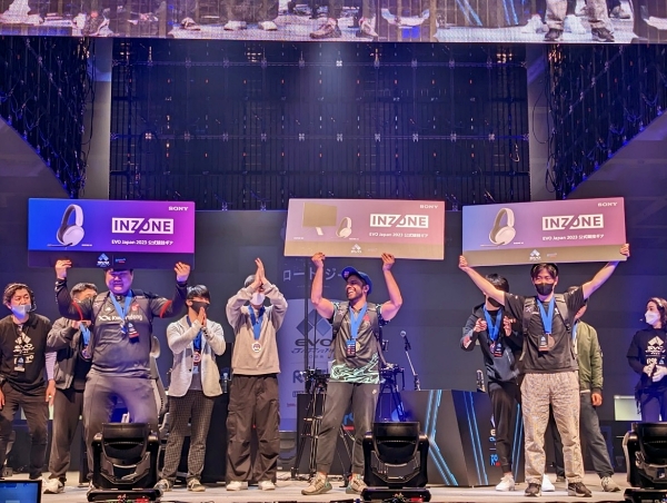 에보 재팬 2023 '철권7' 우승자 아르슬란 애쉬(가운데)와 준우승자 오대일(왼쪽)(출처=에보 재팬 2023 트위터)