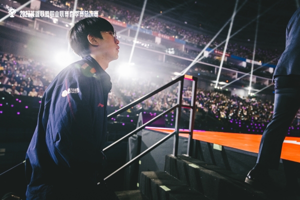 <사진> 결승전 무대에 오르는 '룰러' 박재혁(출처=LPL 트위터)