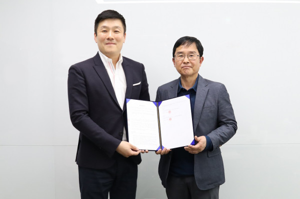 <사진> 합작법인 설립 계약 체결한 위메이드플레이 이호대 대표(좌), 디앤씨미디어 신현호 회장(우)