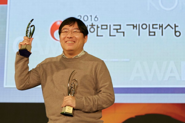 <사진> 히트로 2016 대한민국게임대상을 수상한 넥슨게임즈 박용현 대표.