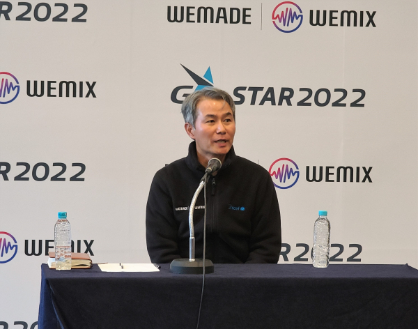 <사진> 위메이드 장현국 대표가 지난해 지스타 현장에서 '나이트 크로우'를 포함한 사업계획을 발표 중인 모습.