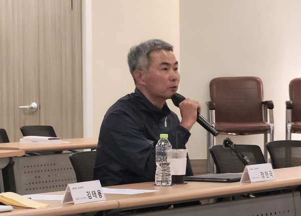 질의에 답변하고 있는 위메이드 장현국 대표