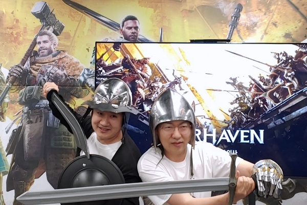 <사진> 넥슨 이은석 디렉터(오른쪽)과 임덕빈 디자인유닛