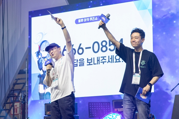 <사진> 넥슨게임즈 김용하 디렉터와 박병림 PD가 퀴즈 행사를 진행하며 관람객과 소통했다.