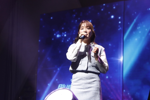 <사진> 가수 윤하가 '블루 아카이브'의 첫 번째 한국어 보컬곡 'Thanks to'를 열창했다.