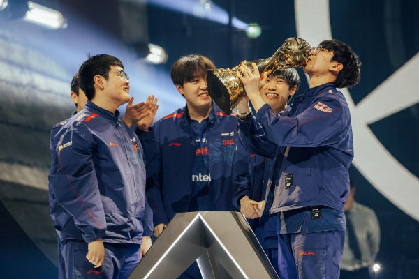 <사진> 징동 게이밍 '룰러' 박재혁이 우승컵을 들었다.(제공-라이엇게임즈)