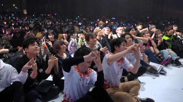 지난해 일본 마쿠하리멧세에서 진행된 컴파스페스 6th 애니버서리 행사에 참여한 유저들(출처-컴파스 유튜브)