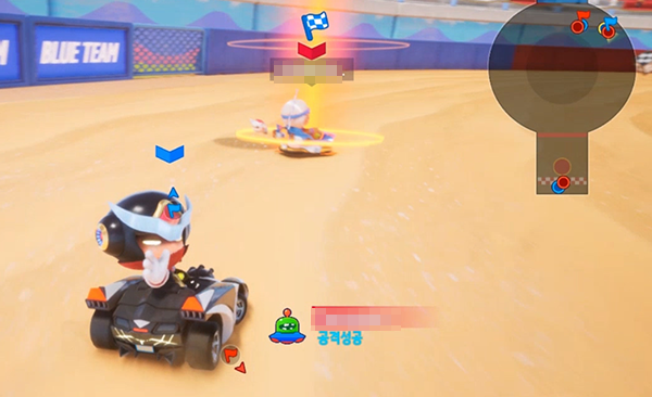 깃발을 가진 상대를 쫓기 위해서는 원활한 카트 조작을 위한 컨트롤 실력이 필요하다