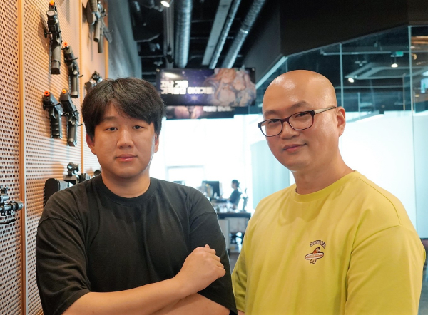 시프트업 유형석 디렉터(왼쪽), 정재성 시나리오 팀장