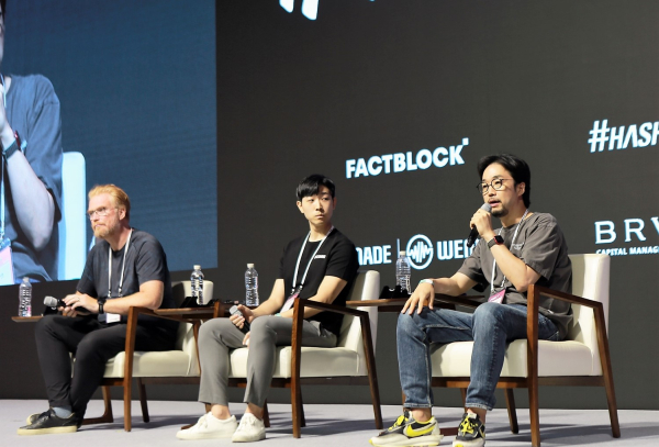 넥슨 황선영 그룹장(오른쪽)과 힐마 페터슨 CCP게임즈 대표(왼쪽)