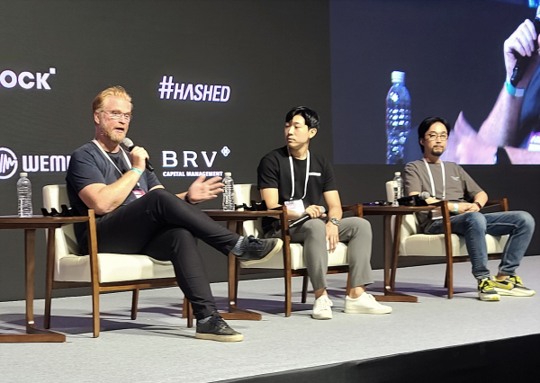 넥슨 황선영 그룹장(오른쪽)과 힐마 페터슨 CCP게임즈 대표(왼쪽)