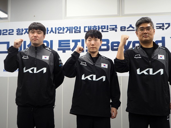 좌측부터 연제길 선수, 김관우 선수, 강성훈 감독