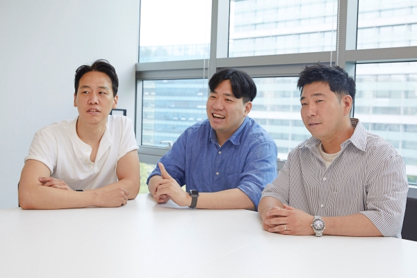 <사진> '데이브 더 다이버'를 개발한 김준학 그래픽연출담당(왼쪽), 우찬희 기획담당(가운데), 모세은 SFX담당