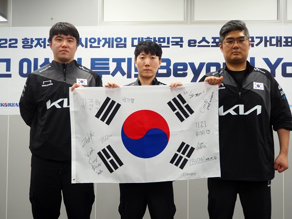 좌측부터 연제길 선수, 김관우 선수, 강성훈 감독