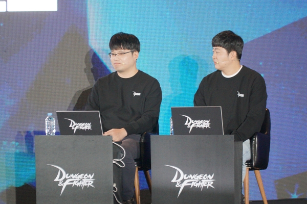 <사진> 왼쪽부터 '던전앤파이터' 이원만 총괄디렉터, 김윤희 콘텐츠디렉터