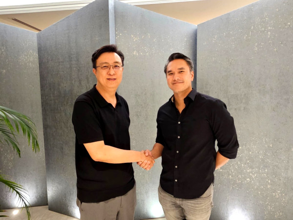 사진 좌측 크레타 플랫폼 개발사 다이버스 이상윤 대표, 우측 토마스 부