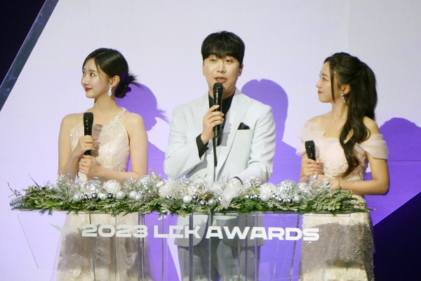 <사진> 10주년 특별상 수상자 성승헌 캐스터(가운데)