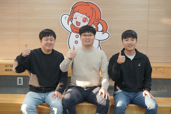 <사진> 왼쪽부터 네오플 김윤희 콘텐츠디렉터, 이원만 총괄디렉터, 홍진혁 라이브디렉터