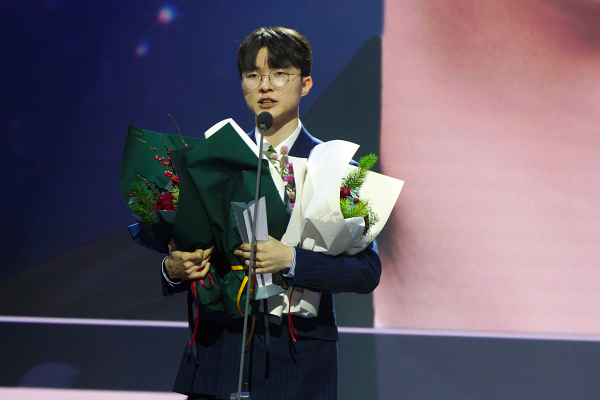 <사진> 페이커, 라이엇 게임즈에서 주최한 LCK 어워드에서 올해의 선수상 수상