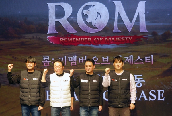 <사진> 왼쪽부터 레드랩게임즈 최광태 테크니컬 디렉터, 신현근 대표, 카카오게임즈 김상구 사업본부장, 정석우 비즈니스 디렉터