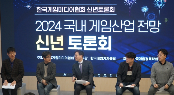 <사진> 왼쪽부터 한국게임협회 최승우 정책국장, 숭실대 김동호 교수, 한국게임정책학회 이재홍 학회장, 게임인사이트 최호경 편집장, 경향게임즈 김상현 편집장