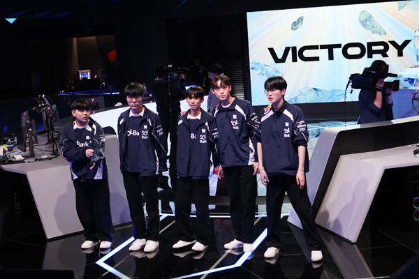 <사진> 시즌 첫 승을 달성한 DRX