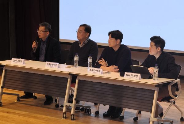 좌로부터 게임위 김범수 본부장, 김규철 위원장, 문체부 최원석 사무관, 게임위 박우석 팀장