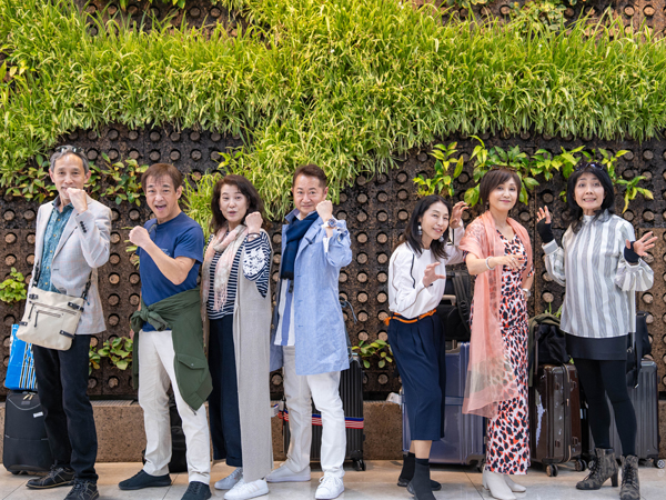 <사진> ‘지구방위대 후뢰시맨’ 팬미팅을 위해 내한한 주연 배우 7인(좌측부터 타루미 토타(레드 역), 우에무라 키하치로(그린), 요시다 마유미(핑크), 이시와타 야스히로(블루), 코지마 유코(키르트), 하기와라 사요코(레이 네펠), 나카토 미유키(우르크))