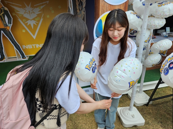 포켓몬고 설치와 인스타그램을 인증하면 풍선을 받을 수 있다