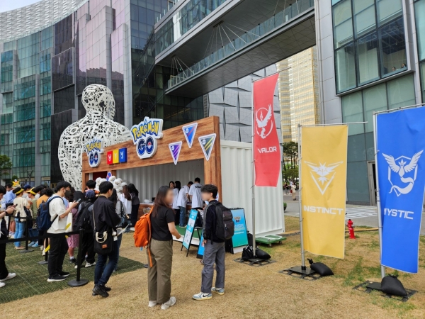 트레이너존 근처에 있는 체육관을 점령하면 트레이너존의 LED등과 깃발이 1시간마다 체육관을 점령한 팀의 색으로 변경된다