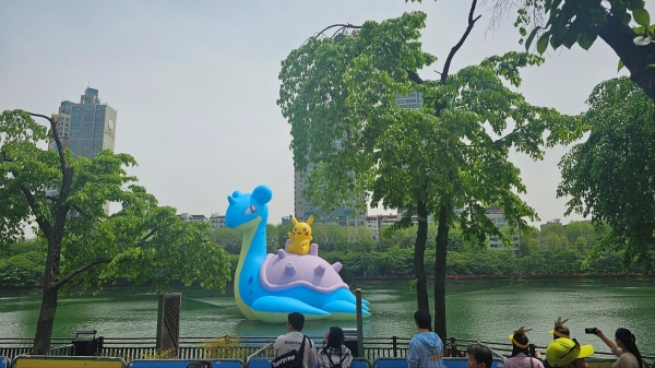 5월 19일까지 잠실 롯데월드 일대 석촌호수에서는 ‘라프라스’와 ‘피카츄’를 무료로 관람할 수 있다
